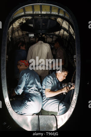 Arbeiten im inneren Rumpf einer Liberator Bomber, Consolidated Aircraft Corp., Fort Worth, Texas. Obwohl das Bild von "Rosie der Nieterin" der industriellen Arbeit von Schweißern und Nietmaschinen wider, die Mehrheit der arbeitenden Frauen gefüllt, die nicht im Werk Positionen in allen Bereichen der Wirtschaft. Was Unified die Erfahrungen dieser Frauen war, dass sie sich selbst bewiesen, und das Land, dass Sie die Arbeit eines Menschen tun könnte und tun es auch. Von Howard R. Hollem, 1942 fotografiert. Stockfoto