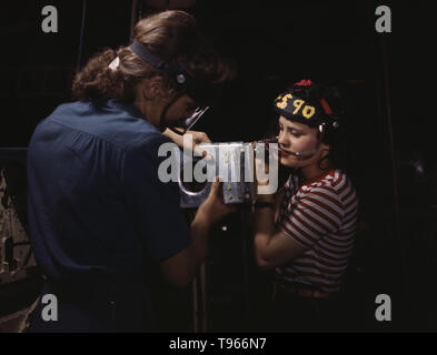 Zwei Frauen, die Mitarbeiter von North American Aviation, Incorporated, Montage ein Abschnitt eines Wing für eine P-51 Kampfflugzeug. Obwohl das Bild von "Rosie der Nieterin" der industriellen Arbeit von Schweißern und Nietmaschinen wider, die Mehrheit der arbeitenden Frauen gefüllt, die nicht im Werk Positionen in allen Bereichen der Wirtschaft. Was Unified die Erfahrungen dieser Frauen war, dass sie sich selbst bewiesen, und das Land, dass Sie die Arbeit eines Menschen tun könnte und tun es auch. Von Alfred T. Palmer, 1942 fotografiert. Stockfoto