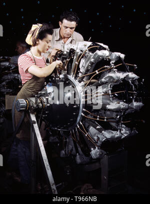 Frauen werden als Motor Mechanik in gründliche Douglas Trainingsmethoden, Douglas Aircraft Company, Long Beach, Kalifornien ausgebildet. Obwohl das Bild von "Rosie der Nieterin" der industriellen Arbeit von Schweißern und Nietmaschinen wider, die Mehrheit der arbeitenden Frauen gefüllt, die nicht im Werk Positionen in allen Bereichen der Wirtschaft. Was Unified die Erfahrungen dieser Frauen war, dass sie sich selbst bewiesen, und das Land, dass Sie die Arbeit eines Menschen tun könnte und tun es auch. Von Alfred T. Palmer, 1942 fotografiert. Stockfoto