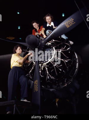 Frauen bei der Arbeit am C-47 Douglas Cargo Transport, Douglas Aircraft Company, Long Beach, Kalifornien. Obwohl das Bild von "Rosie der Nieterin" der industriellen Arbeit von Schweißern und Nietmaschinen wider, die Mehrheit der arbeitenden Frauen gefüllt, die nicht im Werk Positionen in allen Bereichen der Wirtschaft. Was Unified die Erfahrungen dieser Frauen war, dass sie sich selbst bewiesen, und das Land, dass Sie die Arbeit eines Menschen tun könnte und tun es auch. Von Alfred T. Palmer, 1942 fotografiert. Stockfoto