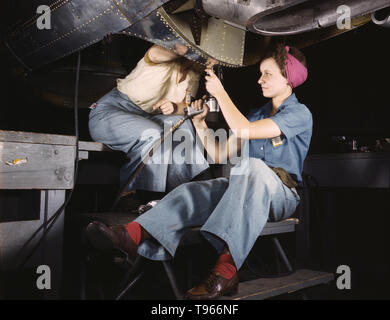 Frauen bei der Arbeit auf Bomber, Douglas Aircraft Company, Long Beach, Kalifornien. Obwohl das Bild von "Rosie der Nieterin" der industriellen Arbeit von Schweißern und Nietmaschinen wider, die Mehrheit der arbeitenden Frauen gefüllt, die nicht im Werk Positionen in allen Bereichen der Wirtschaft. Was Unified die Erfahrungen dieser Frauen war, dass sie sich selbst bewiesen, und das Land, dass Sie die Arbeit eines Menschen tun könnte und tun es auch. Von Alfred T. Palmer, 1942 fotografiert. Stockfoto