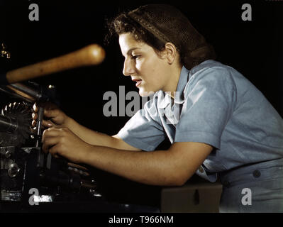 Mary Louise Stepan, 21, verwendet eine Kellnerin. Sie hat einen Bruder im Air Corps. Sie arbeitet für verkehr Teile in der Hand Mühle, Consolidated Aircraft Corp., Fort Worth, Texas. Obwohl das Bild von "Rosie der Nieterin" der industriellen Arbeit von Schweißern und Nietmaschinen wider, die Mehrheit der arbeitenden Frauen gefüllt, die nicht im Werk Positionen in allen Bereichen der Wirtschaft. Was Unified die Erfahrungen dieser Frauen war, dass sie sich selbst bewiesen, und das Land, dass Sie die Arbeit eines Menschen tun könnte und tun es auch. Von Howard R. Hollem, 1942 fotografiert. Stockfoto