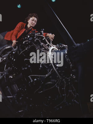 Frau Bei der Arbeit am Motor, Douglas Aircraft Company, Long Beach, Kalifornien. Obwohl das Bild von "Rosie der Nieterin" der industriellen Arbeit von Schweißern und Nietmaschinen wider, die Mehrheit der arbeitenden Frauen gefüllt, die nicht im Werk Positionen in allen Bereichen der Wirtschaft. Was Unified die Erfahrungen dieser Frauen war, dass sie sich selbst bewiesen, und das Land, dass Sie die Arbeit eines Menschen tun könnte und tun es auch. Von Alfred T. Palmer, 1942 fotografiert. Stockfoto