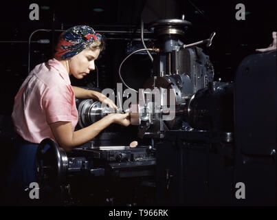 Frau Maschinist, Douglas Aircraft Company, Long Beach, Kalifornien. Obwohl das Bild von "Rosie der Nieterin" der industriellen Arbeit von Schweißern und Nietmaschinen wider, die Mehrheit der arbeitenden Frauen gefüllt, die nicht im Werk Positionen in allen Bereichen der Wirtschaft. Was Unified die Erfahrungen dieser Frauen war, dass sie sich selbst bewiesen, und das Land, dass Sie die Arbeit eines Menschen tun könnte und tun es auch. Von Alfred T. Palmer, 1942 fotografiert. Stockfoto