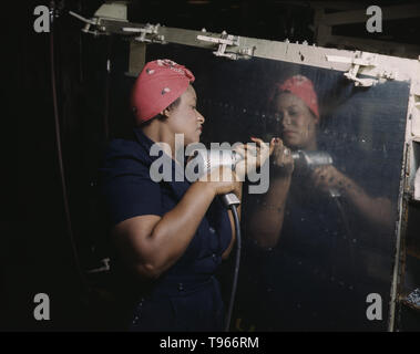 Betrieb einer Handbohrmaschine an Vultee-Nashville, Frau arbeitet an einer Rache Sturzbomber, Tennessee. Obwohl das Bild von "Rosie der Nieterin" der industriellen Arbeit von Schweißern und Nietmaschinen wider, die Mehrheit der arbeitenden Frauen gefüllt, die nicht im Werk Positionen in allen Bereichen der Wirtschaft. Was Unified die Erfahrungen dieser Frauen war, dass sie sich selbst bewiesen, und das Land, dass Sie die Arbeit eines Menschen tun könnte und tun es auch. Von Alfred T. Palmer, 1942 fotografiert. Stockfoto