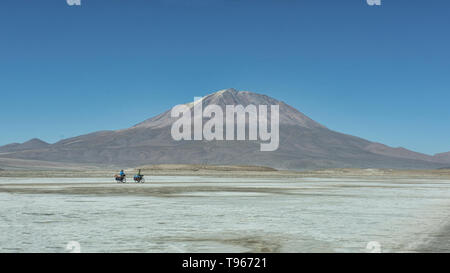 Radwandern auf der riesigen Salzseen der Salar de Uyuni, Bolivien Stockfoto