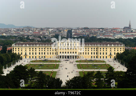 Blick auf das Schloss Schönbrunn von Palace Gardens mit der Stadt im Hintergrund in Wien, Österreich Stockfoto