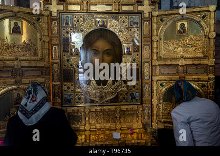 Orthodoxe Frauen verehren die Ikone des "Vernicle" aus dem Haupttempel der russischen Streitkräfte in der Vladimir Kathedrale von Sewastopol Stockfoto