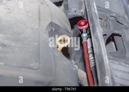 Klimaanlage im Auto ist das Füllen Stockfoto