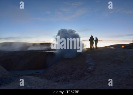 Sol de Mañana geysiren Dämpfen in der Morgendämmerung, Salar de Uyuni, Bolivien Stockfoto