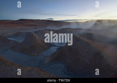 Sol de Mañana geysiren Dämpfen in der Morgendämmerung, Salar de Uyuni, Bolivien Stockfoto