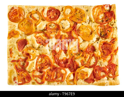 Frisch gebackene Rechteckige serviert traditionelle italienische focaccia Fladenbrot mit Tomaten gesehen von oben auf weißem isoliert Stockfoto