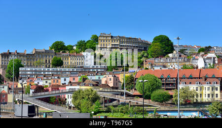 Bristol Spangen und Terrassen der Häuser in Clifton auf Hügel über Hotwells und Stadt Docks Stockfoto