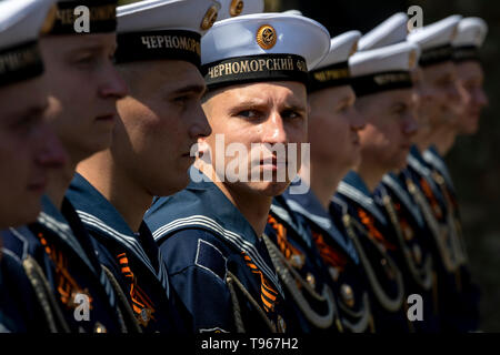 Matrosen der Schwarzmeerflotte der russischen Marine in der Parade während eines festlichen Kundgebung zum Tag der Schwarzmeerflotte gewidmet, Sewastopol Stadt Stockfoto