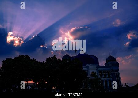 Atemberaubender Wolkenhimmel mit Sonnenlicht hinter den Wolken Stockfoto