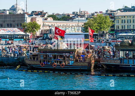 ISTANBUL, Türkei - 11. Juli 2017: Blick auf die Boote verkaufen balik ekmek Fisch-sandwiche von der Galatabrücke am 11. Juli 2017 in Istanbul, Türkei Stockfoto