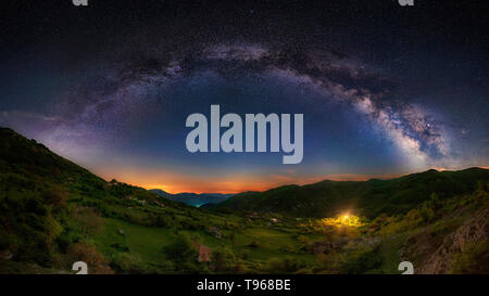 Nacht Landschaft mit bunten Milchstraße und Leuchten. Sternenhimmel mit Hügeln, an den Sommer. Schöne Universum. Raum Hintergrund, Schuß aus Bulgarien, Rhodopen Stockfoto