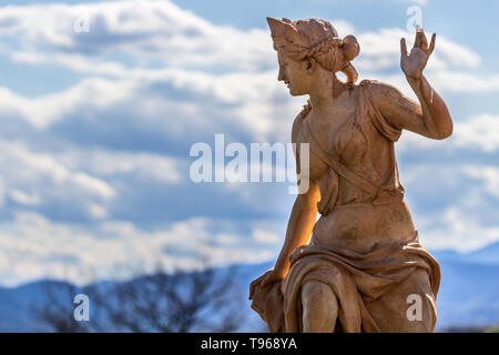 Das 17. Jahrhundert Statue von hamadryad ist vor dem Hintergrund der Smoky Mountains und bewölkter Himmel gesehen, auf dem das Biltmore Estate in Asheville, NC, USA Stockfoto