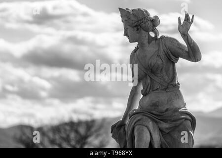 Das 17. Jahrhundert Statue von hamadryad ist vor dem Hintergrund der Smoky Mountains und bewölkter Himmel gesehen, auf dem das Biltmore Estate in Asheville, NC, USA Stockfoto