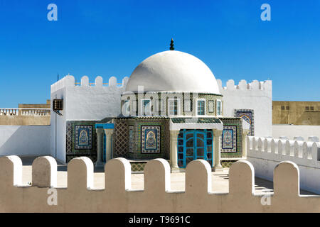 Bunte Terrasse in Kairouan, Tunesien. Stockfoto