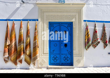 Eingang bunte mit Tür und Teppiche für den Verkauf in Kairouan, Tunesien. Stockfoto