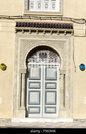 Schöne Fassade des Hauses in Kairouan, Tunesien. Stockfoto