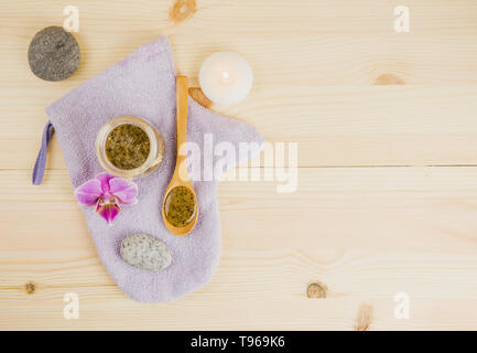 Schrubben Honig und Kaffee Mischung auf Körper in der heißen Sauna hilft die Poren öffnen und zu erneuern, die Haut am Körper zu verjüngen. Exfoliating Badewanne reibt Körper scr Stockfoto