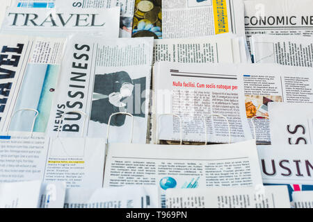 Verschiedene drucken Daily Business und Reisen Zeitung am Stand Stockfoto