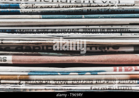 Nahaufnahme der verschiedenen Drucken Tageszeitungen im Stapel Stockfoto