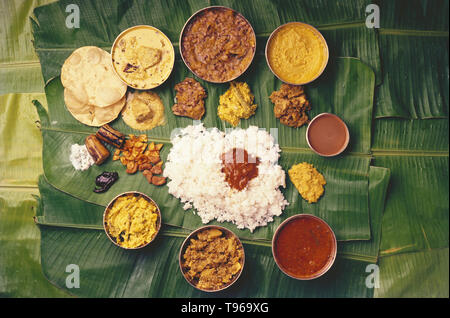 Kerala traditionelle Mahlzeit serviert auf einem Banyan leaf Stockfoto