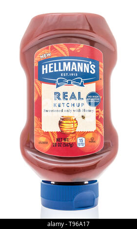 Winneconne, WI - 12. Mai 2019: Eine Flasche Hellmanns real Ketchup mit Honig auf einer isolierten Hintergrund Stockfoto