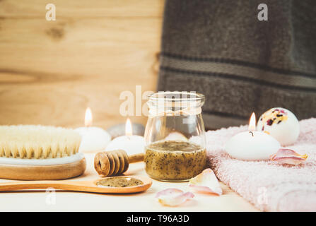 Selektiver Fokus auf sauna Honig Peeling. Schrubben Honig und Kaffee Mischung auf Körper in der heißen Sauna hilft die Poren öffnen und Erneuern, verjüngen die Haut auf b Stockfoto