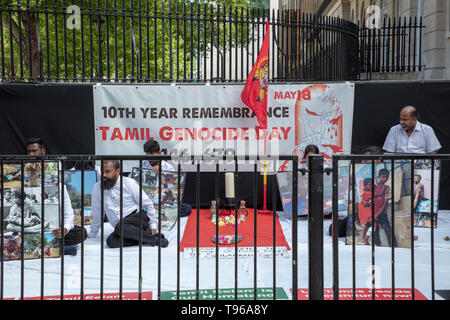 Tamilen demonstrieren gegenüber 10 Downing Street, Whitehall, London, UK, in Erinnerung an die tamilischen Völkermord vor 10 Jahren. Stockfoto
