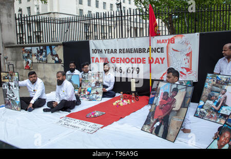 Tamilen demonstrieren gegenüber 10 Downing Street, Whitehall, London, UK, in Erinnerung an die tamilischen Völkermord vor 10 Jahren. Stockfoto