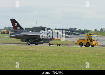 General Dynamics F-16 Fighting Falcon am Flugplatz Zugmaschine Stockfoto