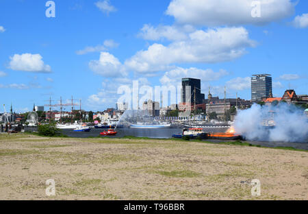 Feuerwehr Pumpe Boot in Aktion an den St. Pauli-Landungsbrücken, Hafengeburtstag - Hafengeburtstag Ereignis, Hamburg Stockfoto