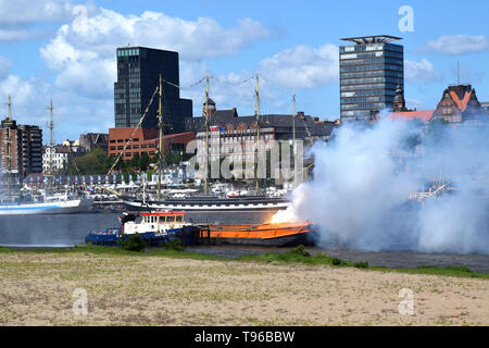 Feuerwehr Pumpe Boot in Aktion an den St. Pauli-Landungsbrücken, Hafengeburtstag - Hafengeburtstag Ereignis, Hamburg Stockfoto