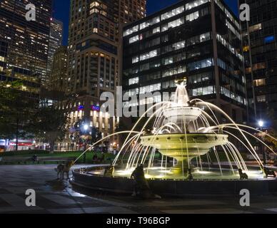 Der Brunnen im Berczy Park, hinter dem Flatiron Building, in Toronto, Kanada. Stockfoto