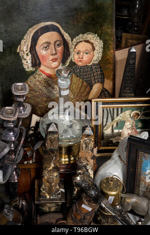 Bild von einer Mutter und Kind zusammen mit verschiedenen antiken Menüpunkte auf der Anzeige im Fenster einer Antique Shop in Dundas Street, Edinburgh, Schottland, Großbritannien. Stockfoto