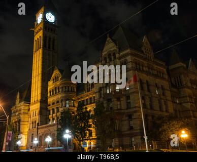 Toronto's Old City Hall Gebäude bei Nacht. Stockfoto