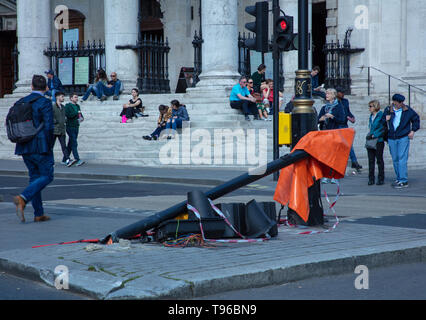 London, Großbritannien. 16. Mai 2019. Verkehr und Fußgänger Verkehrszeichen umgeworfen durch ein großes Fahrzeug in der Mitte der Straße neben dem Trafalgar Square. Stockfoto