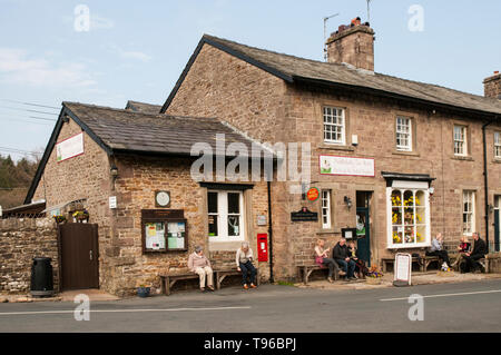 Menschen außerhalb Post und Puddleduck Tea Rooms in der Mitte des Vereinigten Königreichs Dunsop Brücke Wald von Bowland Lancashire England UK sitzen Stockfoto