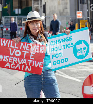 Weibliche Demonstrant und Mitglied der neu gegründeten Partei Brexit, demonstriert mit zwei Plakaten außerhalb des House of Commons auf den Parliament Square, London Stockfoto