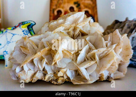 Weiß gewinkelt Aura Quarz Mineral Stein auf eine Shell Stockfoto