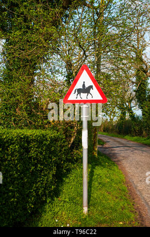 Straßenverkehr Warnzeichen für die Autofahrer der Pferde und Reiter vor um die Ecke am wahrscheinlichsten in ländlichen Landschaft gesehen haben, um es zu Vorsicht warnen