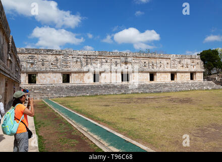 Mexiko Reisen - ein Tourist, der ein Foto im Nonnenkloster Viereck, Teil der Ruinen bei UNESCO-Welterbe von Uxmal, Yucatan, Mexiko Lateinamerika Stockfoto