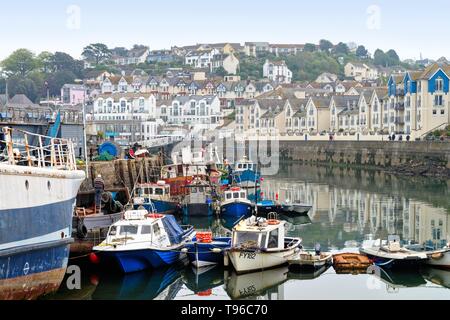 Fischerboote in einem überfüllten Hafen von Brixham und Wasserseite Häuser Devon England Großbritannien Stockfoto