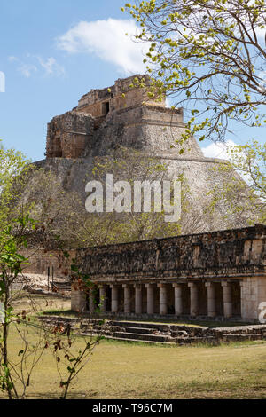Maya Ruinen - eine Kolonnade und die Pyramide des Zauberers At Uxmal UNESCO-Weltkulturerbe, Yucatan, Mexiko Lateinamerika Stockfoto