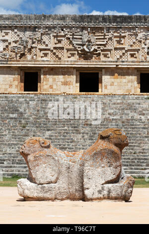 Uxmal, Mexiko - die beiden vorangegangen Jaguar Thron vor dem Präsidenten Palast; Maya Ruinen von Uxmal, Yucatan, Mexiko Lateinamerika Stockfoto