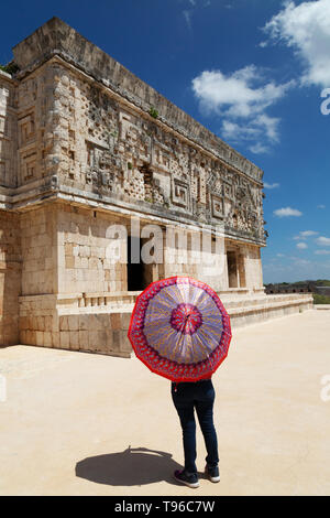 Mexiko Reisen - ein Tourist mit Blick auf die Präsidenten Palast, Uxmal, UNESCO-Weltkulturerbe, Yucatan, Mexiko Lateinamerika Stockfoto